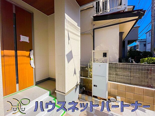 宅配ボックス。好きな時間にいつでも荷物を受取れるため、到着時間を気にして自宅で待機したり、再配達の連絡をする手間がかかりません。共働きなど不在が多い方、ネット通販の利用が多い方に大変便利。