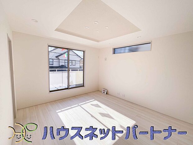 天井の中央部分を周囲より一段高くとったデザインを折上天井といいます。部屋に立体的な奥行きを生み出し、スタイリッシュな空間を演出します。天井を広く見せる視覚的効果も。