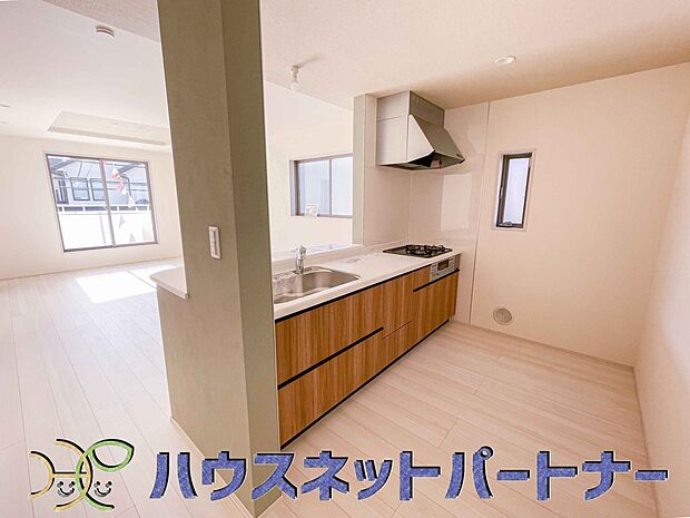 木目調のキッチンは落ち着いた雰囲気で収納もたくさん。嬉しい食洗器付です。汚れも目立ちません。