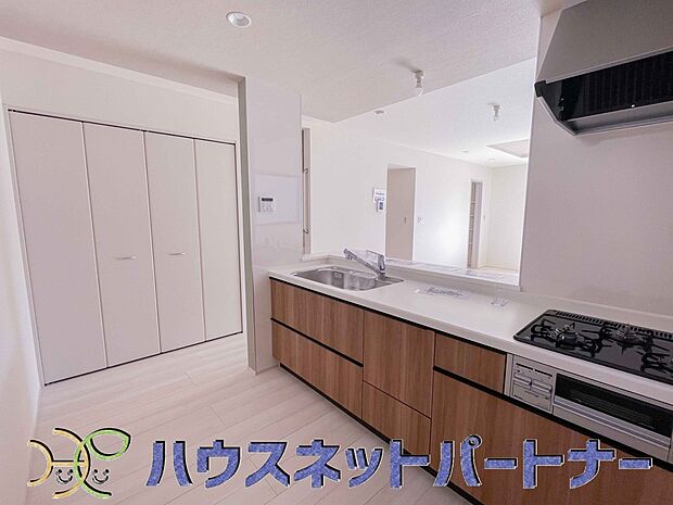 三口コンロで料理の幅を拡げてくれる使いやすいシステムキッチンを採用。洗い場も大きいので野菜や食器を洗ったりする際にも捗り、奥様の強い味方となってくれるはずです。