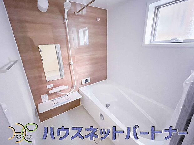 明るい作りの浴室は心も体もリフレッシュさせてくれます。窓もあるので湿気を外へ逃がすことも出来ます。