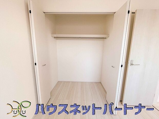 壁面クローゼットのメリットは、衣類が横一列に並ぶためひと目で洋服が選びやすいこと。衣類をたくさんお持ちの方も、限られたスペース内に無理なく収納することができます。