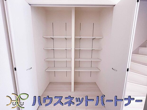 物の高さや大きさにより自由に高さを調整できる可動棚。入れたいものに合わせてアレンジできるので収納場所が自然と定まり、整理整頓も楽々行えます。