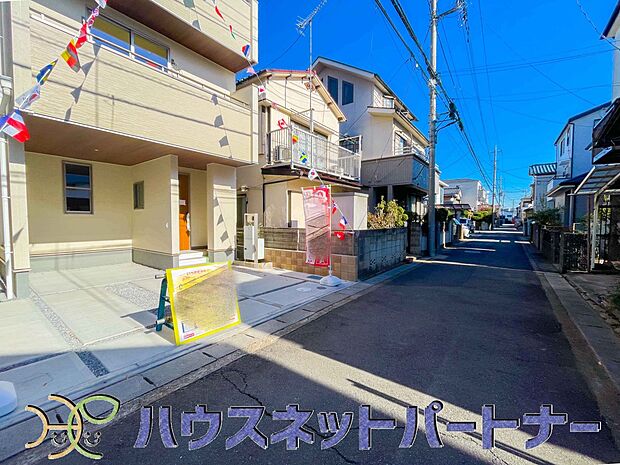 前面道路の日当たりの良い明るいお家。