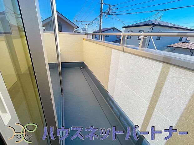青い空が近くに感じるバルコニーは、爽やかな風をお部屋へ運んでくれます。