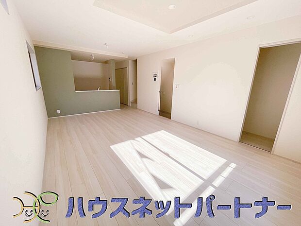 リビングは、食事スペースと寛げる場所設けてもまだ余裕の広さ。明るい光が照らしてくれます。