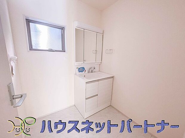 毎日使う洗濯機。しっかりと奥行きのある置き場が確保されています。