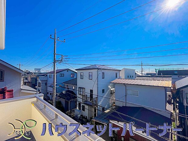 周辺は高い建物が無く、解放感が感じられます。