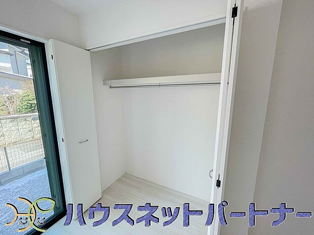 壁面クローゼットのメリットは、衣類が横一列に並ぶためひと目で洋服が選びやすいこと。衣類をたくさんお持ちの方も、限られたスペース内に無理なく収納することができます。