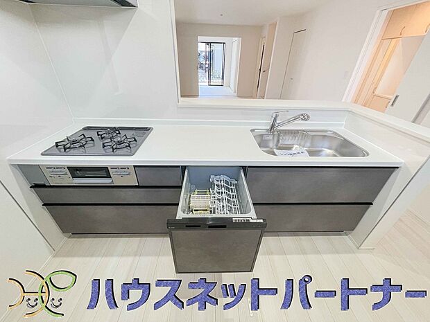 食洗機完備なので冬場の冷たい洗い物や忙しい主婦だからこそ食洗機をかけてる間に他の家事をこなすこともできちゃいますね。