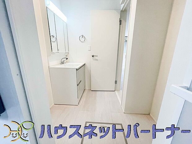 広い脱衣所、洗面台も大きなサイズを設置。建売では見ない広さと解放感。