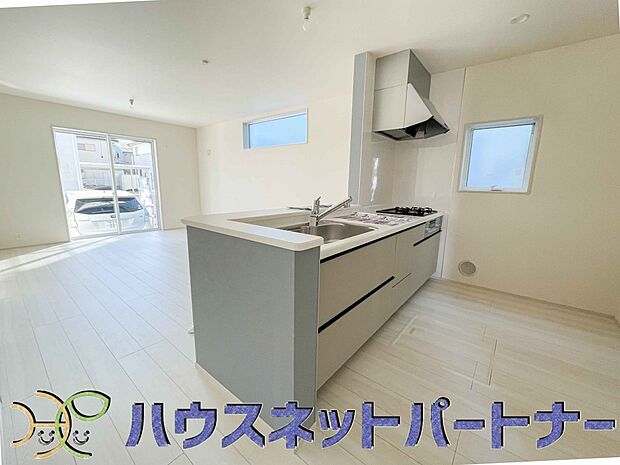 カウンターキッチンは広くて収納力もあるので、快適に料理をすることができます。食器や炊事用具を手の届くところに配置しやすいため調理もスピーディーです。