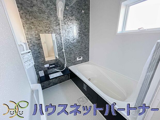 冬場にはヒヤッとしないように暖房機能、梅雨の時期には乾燥等、機能的で清潔感溢れる浴室。快適・清潔な空間で心も体もオフになる時間を楽しむことが可能です。