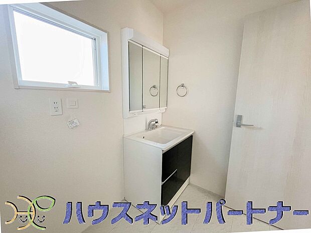 十分な大きさの洗面台は、身だしなみチェックや歯磨きなど、朝の慌ただしい時間でもホテルライクなスペースで余裕とゆとりを感じて頂けます。