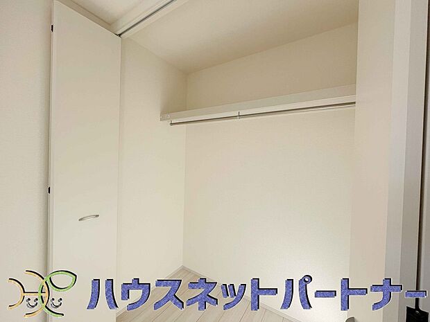 壁面クローゼットのメリットは、衣類が横一列に並ぶためひと目で洋服が選びやすいこと。衣類をたくさんお持ちの方も、限られたスペース内に無理なく収納することができます。