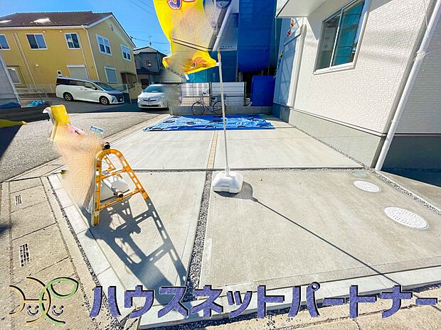 玄関横に駐車場なのでお買い物をした後は楽にお家へ。沢山お買物した時は助かりますね。