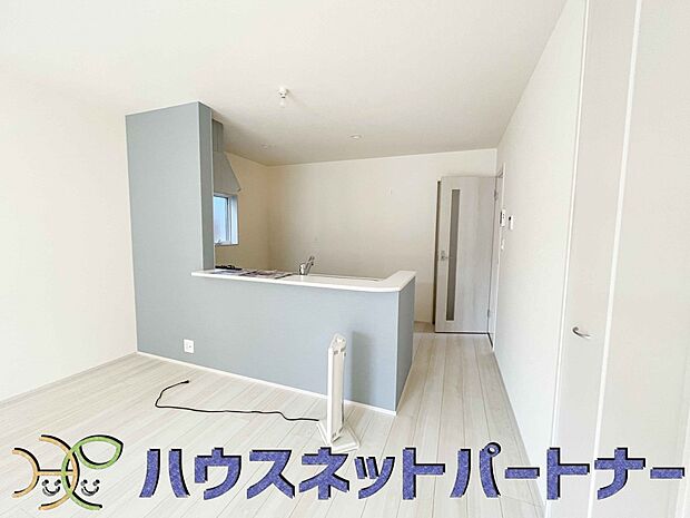 お料理できたらカウンターから手渡しができます。家族で会話をしながらお料理を楽しく。