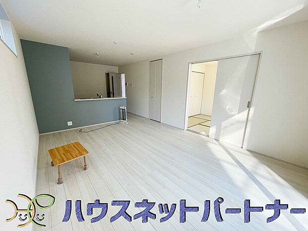 リビングは、食事スペースと寛げる場所設けてもまだ余裕の広さ。明るい光が照らしてくれます。