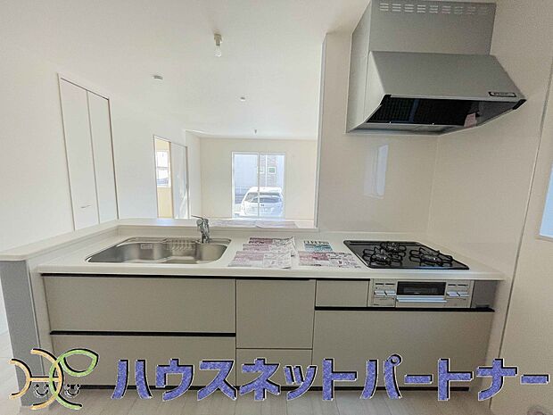 三口コンロで料理の幅を拡げてくれる使いやすいシステムキッチンを採用。洗い場も大きいので野菜や食器を洗ったりする際にも捗り、奥様の強い味方となってくれるはずです。