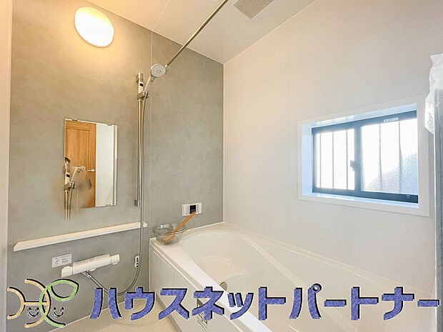 窓がある浴室は心地よいバスタイムを演出してくれます。たまには本を読みながら半身浴もいいですね。