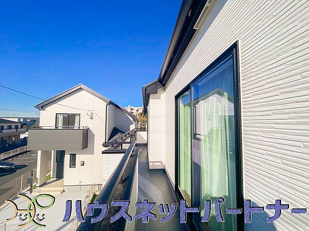 青い空が近くに感じるバルコニーは、爽やかな風をお部屋へ運んでくれます。