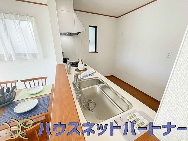 リビングにいるお子様と会話をしながら家事ができるカウンターキッチン。いま手があいているか、忙しそうなのか相手の様子を伺いながらコミュニケーションをとる訓練にもなります。