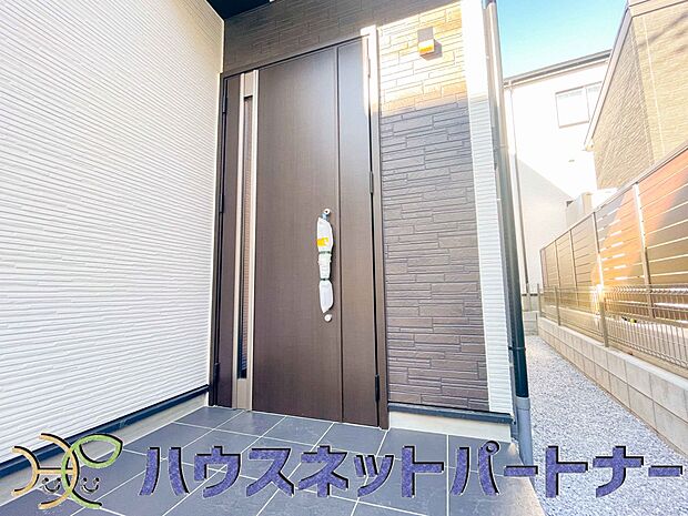 お客様も迎える玄関は高級感のある造りです。