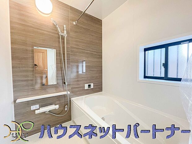冬場にはヒヤッとしないように暖房機能、梅雨の時期には乾燥等、機能的で清潔感溢れる浴室。快適・清潔な空間で心も体もオフになる時間を楽しむことが可能です。