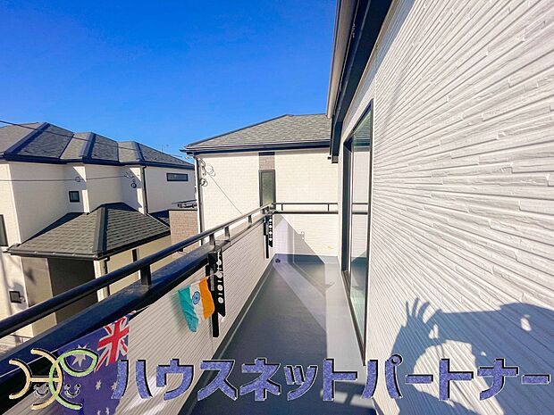 陽当りが良いと、洗濯物が乾きやすいですし、湿気やカビの心配も減るので快適です。寒い冬の日でも、日差しが届くと家の中が暖かくなりますね。