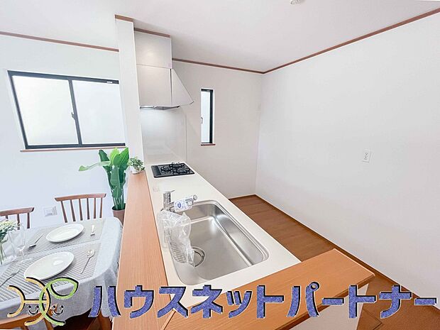 キッチン吊戸棚を無くす事によって、コミュニケーションを重視した設計に致しました。区画によって変わる一体感を、実際にご覧になって頂けましたらと思います。