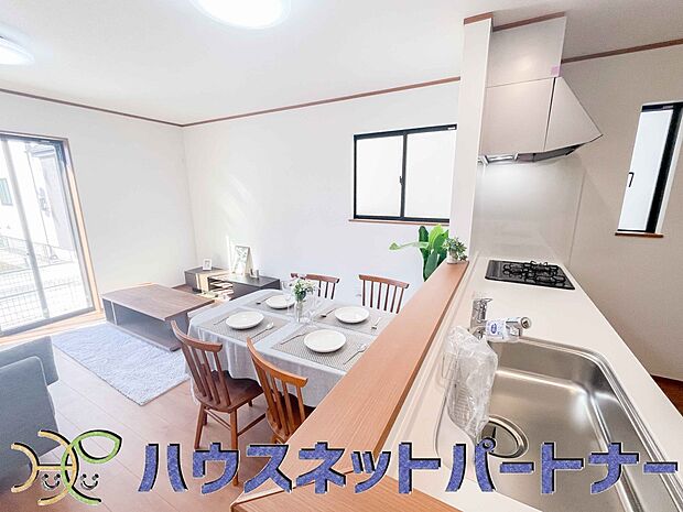 キッチン吊戸棚を無くす事によって、コミュニケーションを重視した設計に致しました。区画によって変わる一体感を、実際にご覧になって頂けましたらと思います。