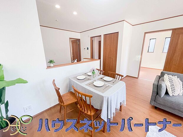 忙しい朝でも家族揃って食事をして頂ける、ゆとりある大きさのダイニングスペース。奥様の手料理をカウンター越しに受けとって頂き、テーブルで囲む素敵な時間を存分にお愉しみ下さい。