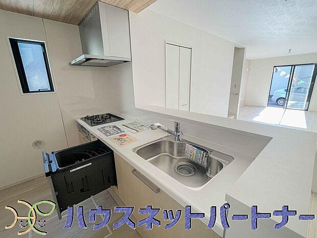 ビルトイン食器洗乾燥機完備。家事のお手伝いをしてくれる奥様の味方です。食器を洗っている間にお掃除など、様々なシーンで家事の時短に役立つ食洗機。省スペースのビルトインタイプを採用致しました。