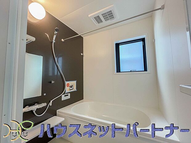 明るい作りの浴室は心も体もリフレッシュさせてくれます。窓もあるので湿気を外へ逃がすことも出来ます。