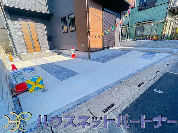 駐車場がある戸建を持つ最大のメリットは、駐車場代金を支払い続ける必要がないことです。賃貸住宅に住んでいる方が、戸建の購入を考えるきっかけに挙げることが多いようです。