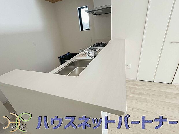 人工大理石のワークトップやシンクは、水を流しただけできれいになったように見えます。白いキッチンは明るく清潔感があり、とっても素敵です。