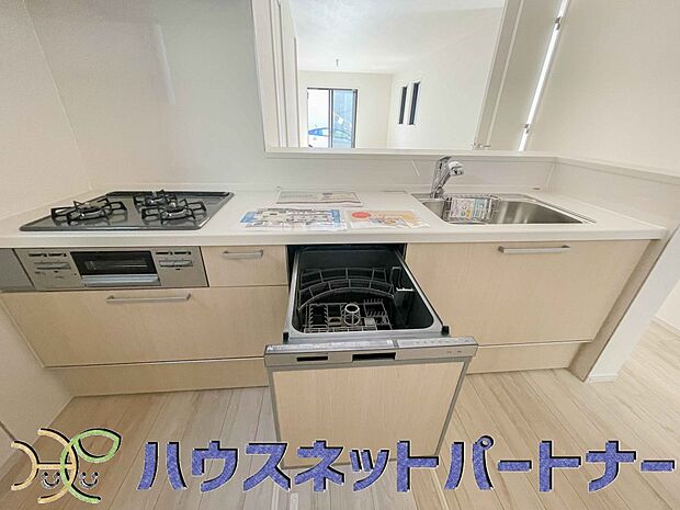 食洗機完備なので冬場の冷たい洗い物や忙しい主婦だからこそ食洗機をかけてる間に他の家事をこなすこともできちゃいますね。