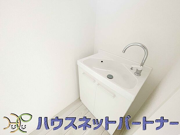 大型の陶器製洗面ボウルと、シャンプーができるシャワーが付いた洗面台なら、毎朝のシャンプーも楽々。ボウル全体をお掃除するときも便利です。