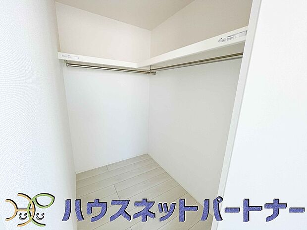 WICのメリットの1つ目は、1箇所にまとめて収納が出来ること。2つ目は、衣替えが必要ないこと。3つ目は、扉が少なくなり室内がスッキリ見えること。