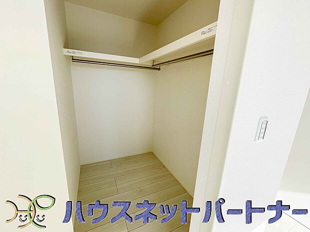 多くの人がお困りの住まいの収納。壁面クローゼットがあればタンスを置く必要がなく、出っ張りのないスッキリ空間を維持できます。限られたスペースを有効に活用できそう。