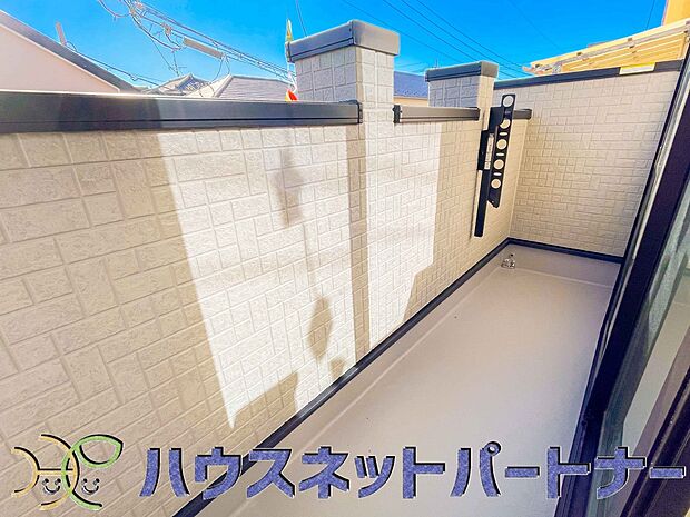 青い空が近くに感じるバルコニーは、爽やかな風をお部屋へ運んでくれます。