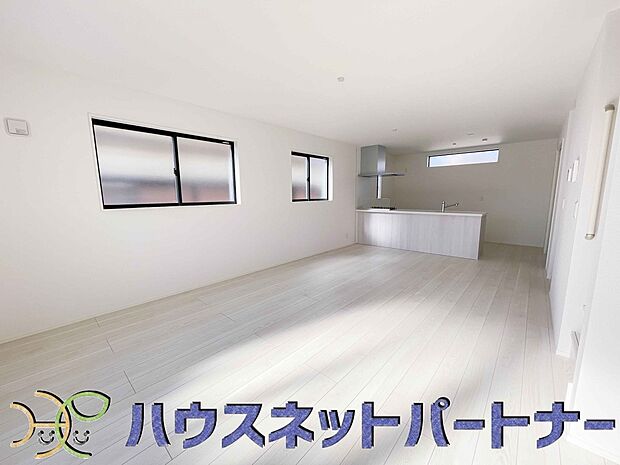 リビングは、食事スペースと寛げる場所設けてもまだ余裕の広さ。明るい光が照らしてくれます。