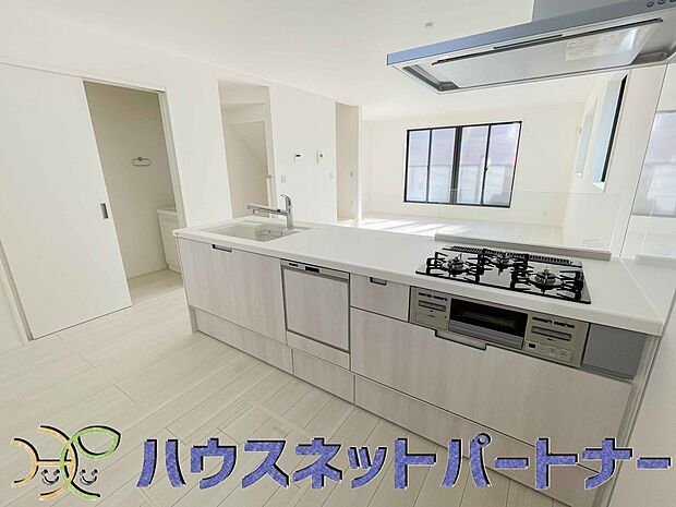 人工大理石のワークトップやシンクは、水を流しただけできれいになったように見えます。白いキッチンは明るく清潔感があり、とっても素敵です。