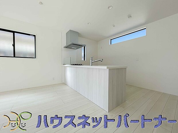 お料理できたらカウンターから手渡しができます。家族で会話をしながらお料理を楽しく。