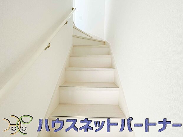 手すりがないと階段の昇り降りで危険なことはもちろん、壁に手をつきながら歩くことで壁紙が汚れやすくなります。すべての方に安心して昇り降りしていただくため、手すりを設置しました。
