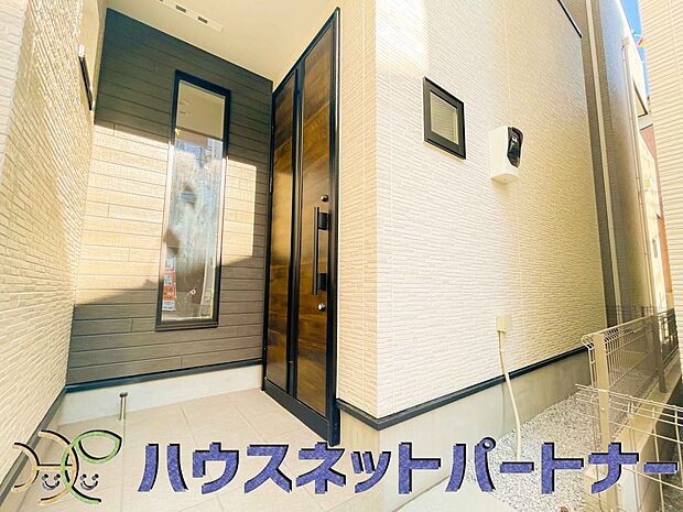 玄関の扉を開けると家族の待つお家。幸せを感じる瞬間です。