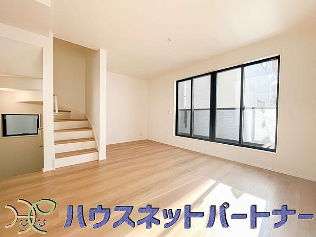 階を移動する際にリビングを通る、リビングイン階段。自然なかたちで家族が集まるため、お子様の個室が1階や3階にある場合でも、毎日の挨拶や会話が増えやすくなります。