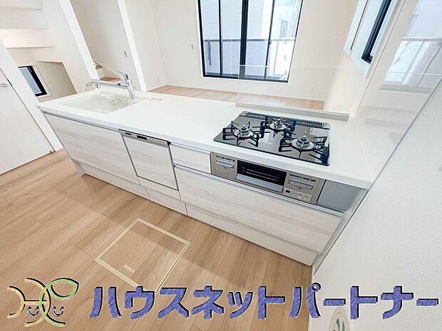 ビルトイン食器洗乾燥機完備。家事のお手伝いをしてくれる奥様の味方です。食器を洗っている間にお掃除など、様々なシーンで家事の時短に役立つ食洗機。省スペースのビルトインタイプを採用致しました。