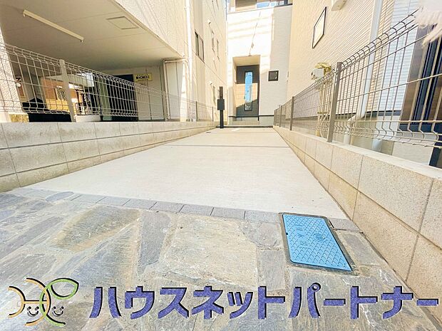玄関横に駐車場なのでお買い物をした後は楽にお家へ。沢山お買物した時は助かりますね。