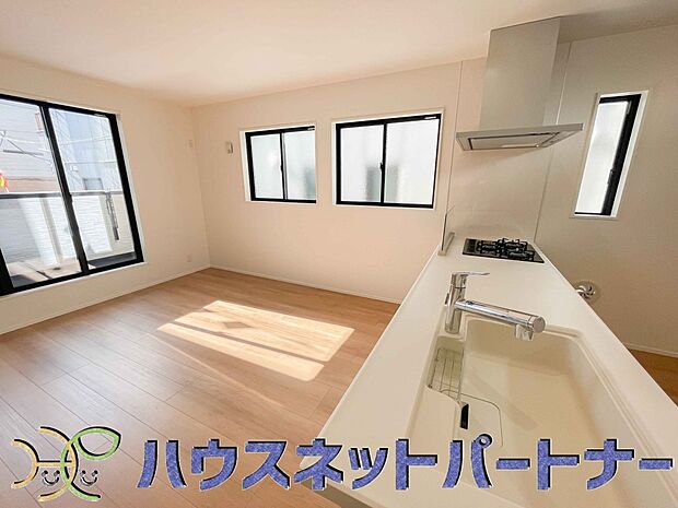 キッチン吊戸棚を無くす事によって、コミュニケーションを重視した設計に致しました。区画によって変わる一体感を、実際にご覧になって頂けましたらと思います。